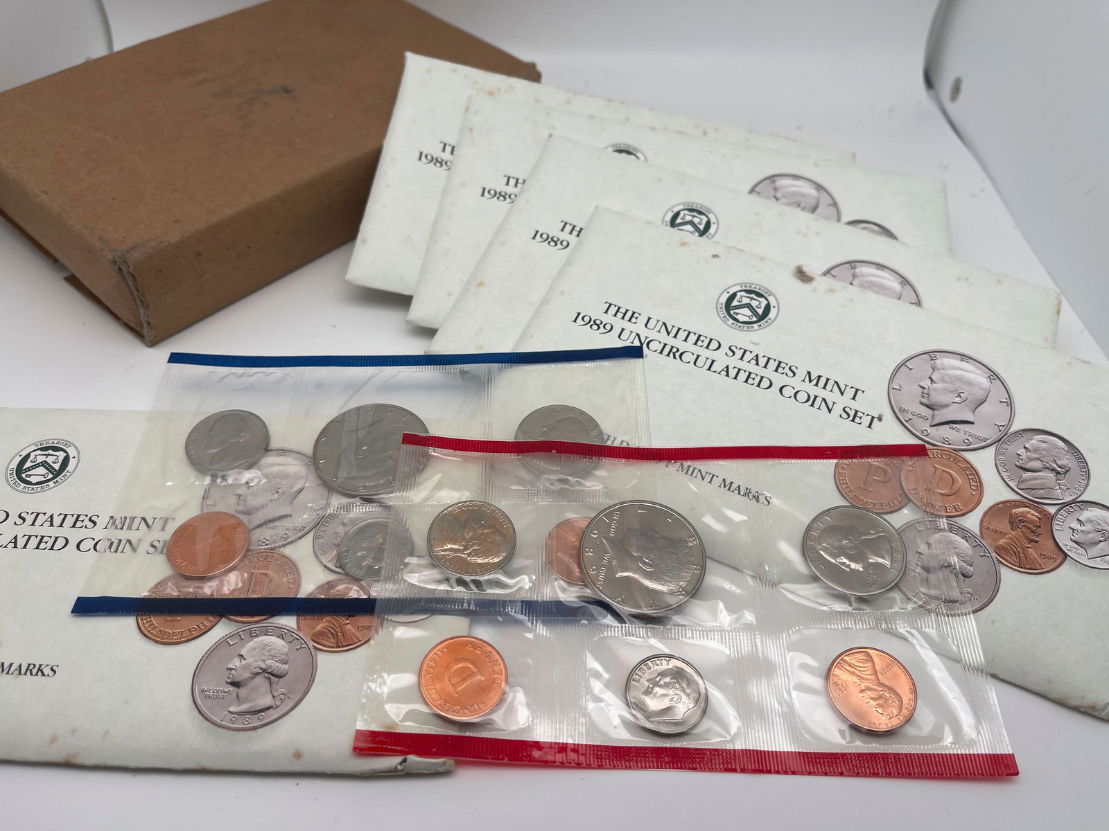 1989 UNITED STATES MINT UNCIRCULATED COIN SETS - TOTAL 5 SETS WITH D & P MARKS (1 of 1)
