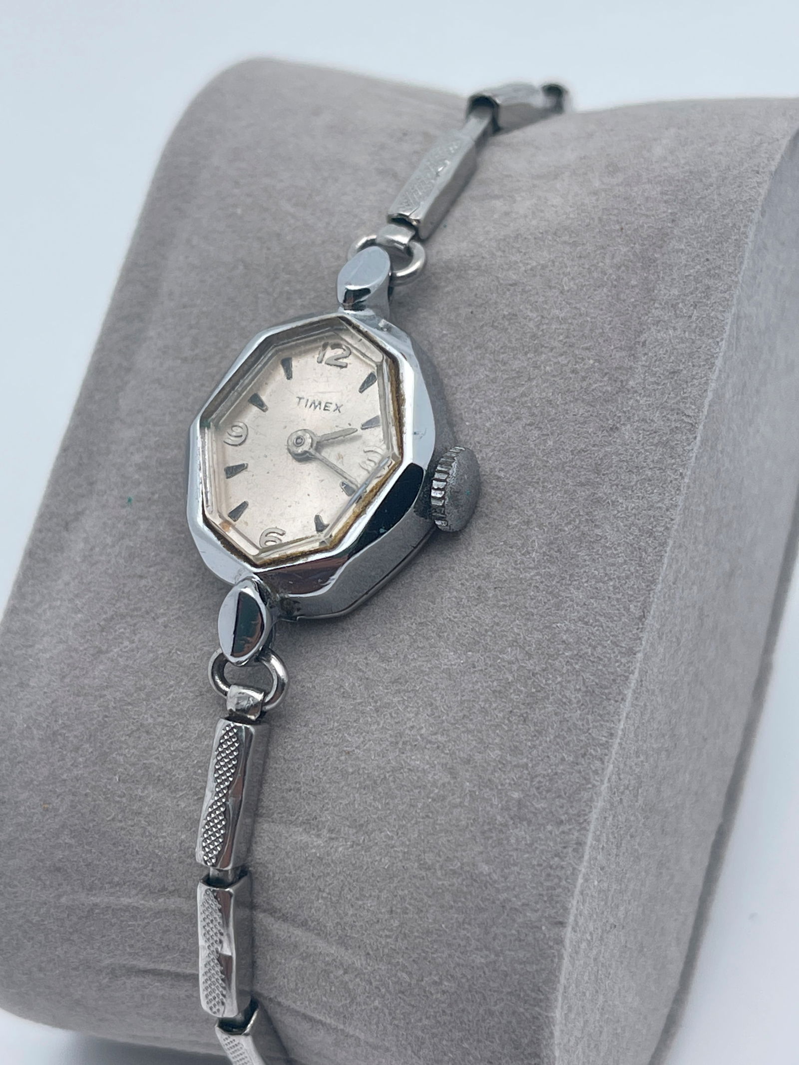 VINTAGE TIMEX LADIES WATCH: VINTAGE TIMEX LADIES WATCH. ALL ST STEEL STRETCH BAND. CHROME PLATED BEZEL. STAINLESS STELL BACK. HANDS MOVE FREELY. UNTESTED SOLD AS IS. NO TICKING SOUND.