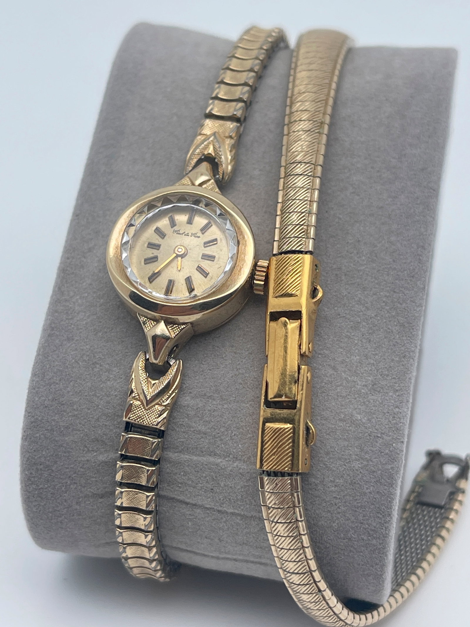 VINTAGE PAUL DU PREE 14K GOLD WOMENS WATCH WITH EXTRA BAND: VINTAGE PAUL DU PREE 14K GOLD WOMENS WATCH WITH EXTRA BAND. ORIGINAL 2-PIECE BAND IS MARKED DUCHESS. REPLACED WITH SPIEDEL STRETCH BAND. MARKINGS ON BACK READ MAJOR 14K. HANDS MOVE FREELY. UNTESTED SO