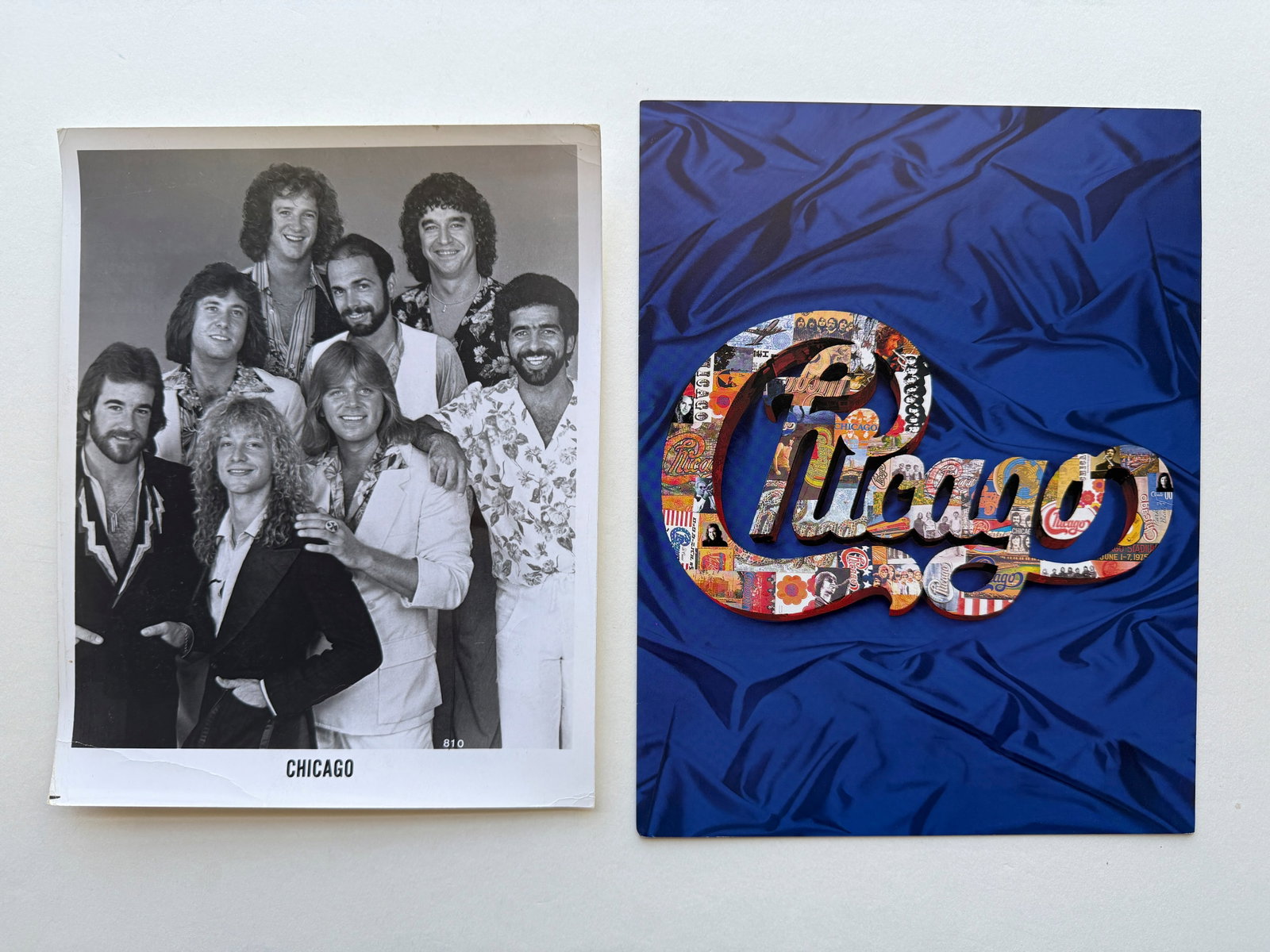 CHICAGO SET - Press Photo and Rare T-Shirt Iron on - ORIGINAL !: PRESS PHOTO AND CONCERT MINI-PROGRAM. SUITABLE FOR FRAMING. EACH SET MAY CONTAIN BOOKPLATES, STICKERS, TRADING CARDS, POSTCARDS, PHOTOS, BACKSTAGE PASSES, TICKET STUBS, PRESS PHOTOS AND OTHER VARIOUS 