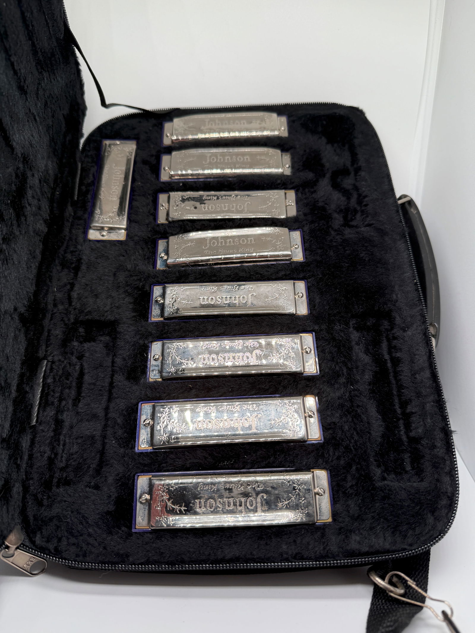 SET OF 9 JOHNSON THE BLUES KING HARPS: SET OF 9 JOHNSON THE BLUES KING HARPS WITH CASE !