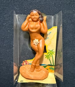 WOLRD WAR II ERA 1940S HULA GIRL WITH REAL HULA ACTION