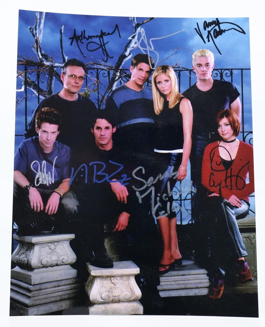 CAST SIGNED PHOTO - BUFFYVERSE - INCLUDING SARAH: CAST SIGNED PHOTO - BUFFYVERSE - INCLUDING SARAH MICHELLE GELLAR, AND OTHERS. ORIGINAL !