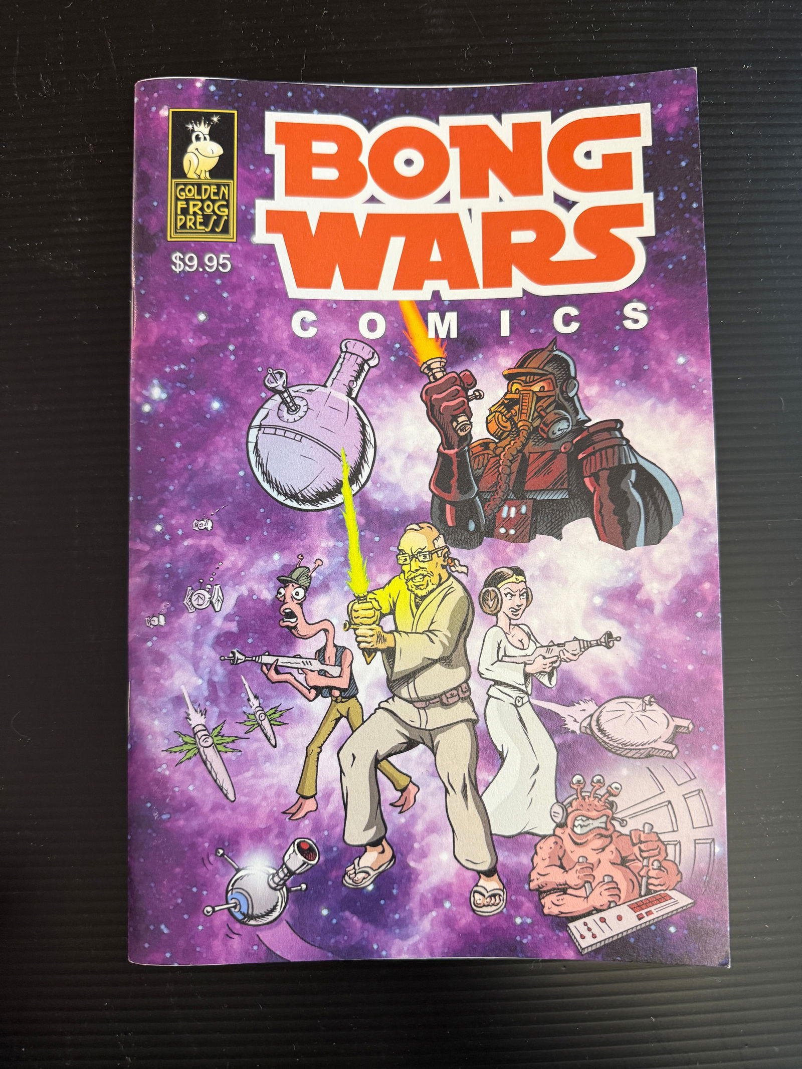 BONG WARS ! SIGNED COMIC ! Rare Limited Edition of 500 - IISSUE #1: Bong Wars Comics #1 - (July 2022) is our long awaited culmination of the series saga starring Princess Leafa, Tokey-One Canoobie, and Dank Vapor (to name a few). The comic features amazing artwork, fa