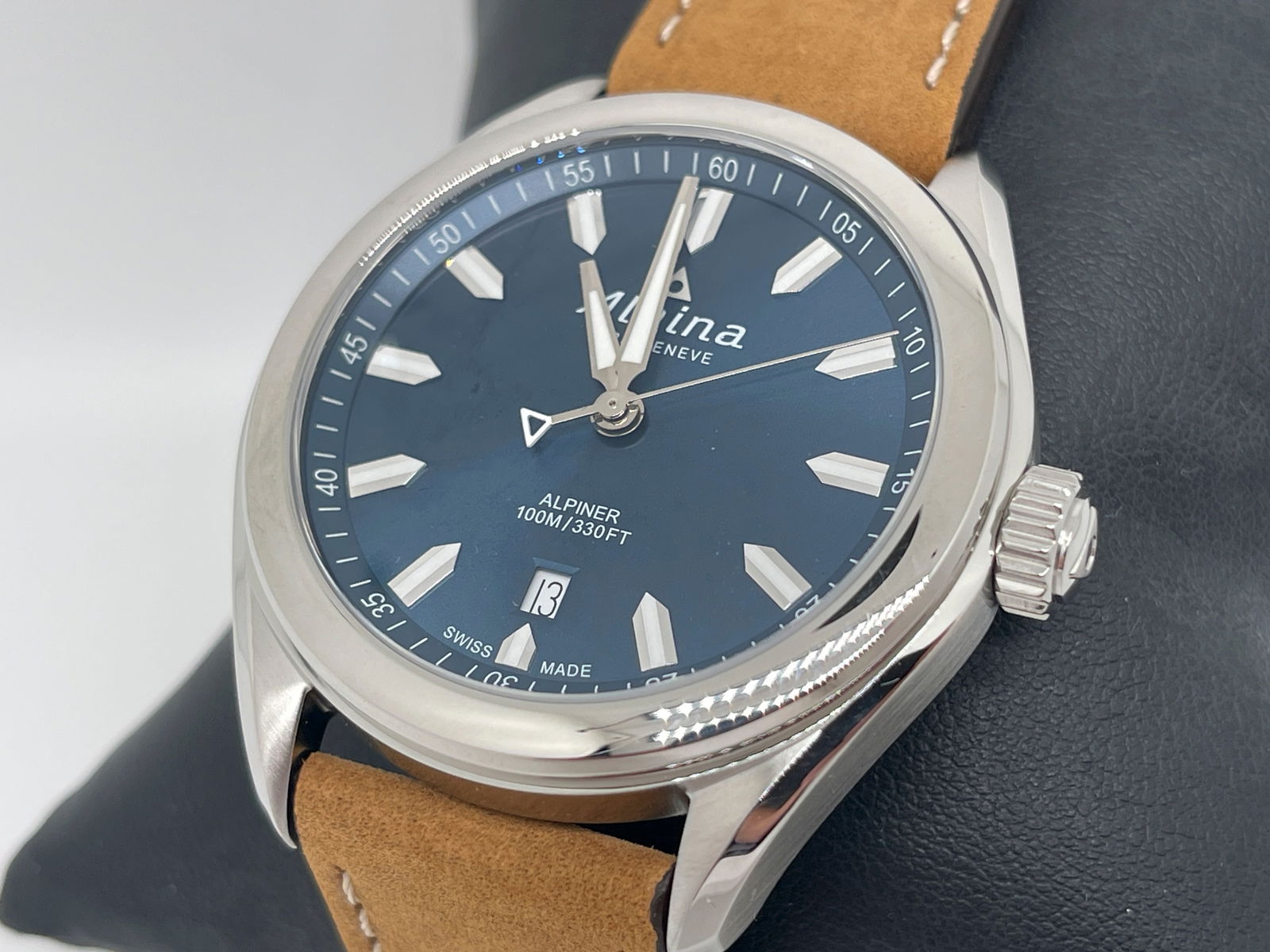ALPINA Quartz Blue Dial Brown Leather Men's Watch Item No. AL240NS4E6: ALPINA Quartz Blue Dial Brown Leather Men's Watch Item No. AL240NS4E6ALPINA Quartz Blue Dial Brown Leather Men's Watch Item No. AL240NS4E6. Stainless steel case with a brown leather strap. Fixed