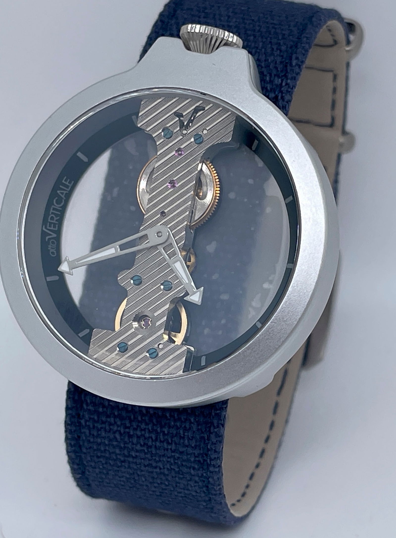 Atto Verticale mechanical in aluminum UP04 - AWARD WINNER !: Atto Verticale mechanical in aluminum UP04 - AWARD WINNER !Atto Verticale mechanical in aluminum UP04. Verticale Watch, Origin collection, mechanical hand-wound, 42mm sandblasted aluminum case,