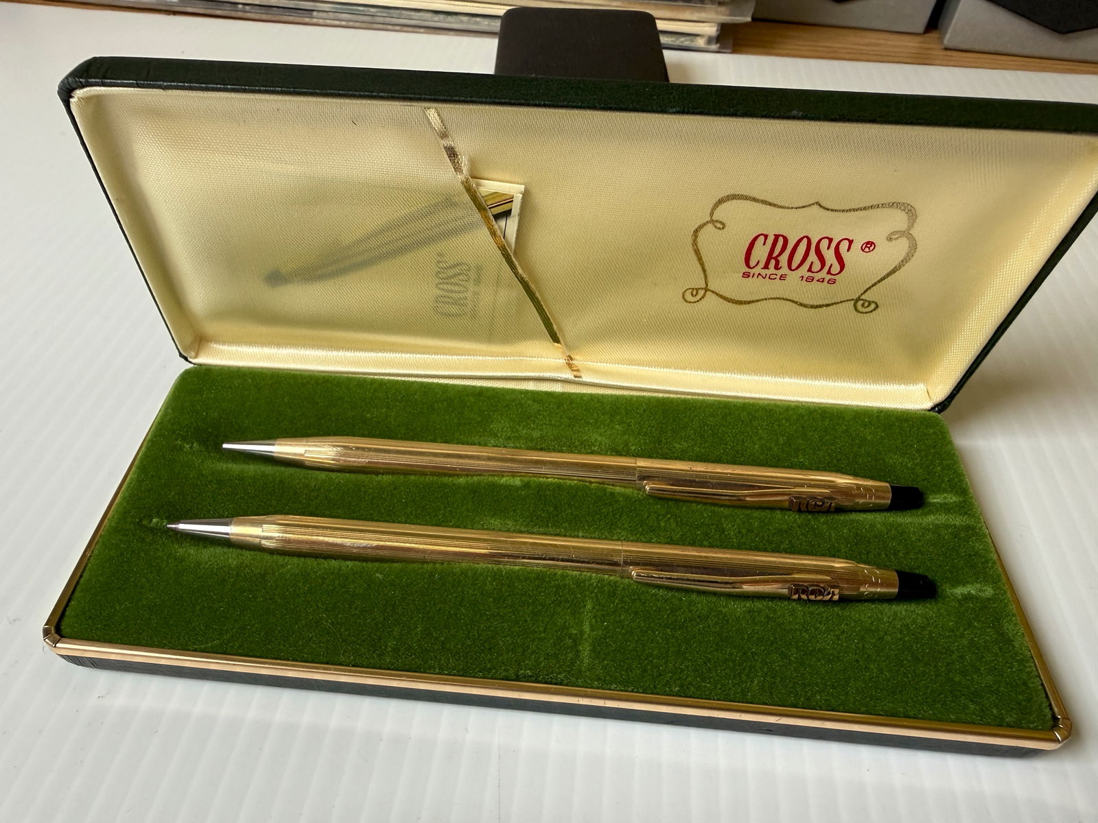 CROSS GOLD PEN AND PENCIL SET: CROSS GOLD PEN AND PENCIL SET. with case. RCA logo emblem on ends. untested.