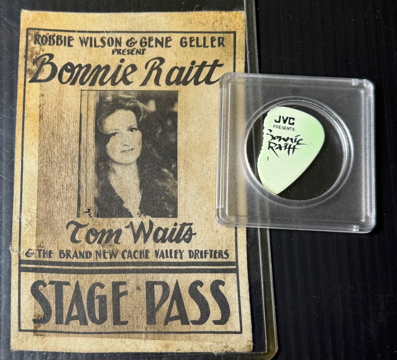 BONNIE RAITT STAGE USED PICK AND STAGE PASS: BONNIE RAITT STAGE USED PICK AND STAGE PASS LATE 70s