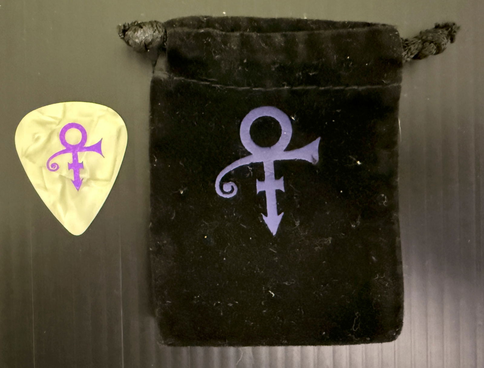 RARE PRINCE GUITAR PICK & POUCH WITH SYMBOL: RARE PRINCE GUITAR PICK & POUCH WITH SYMBOL