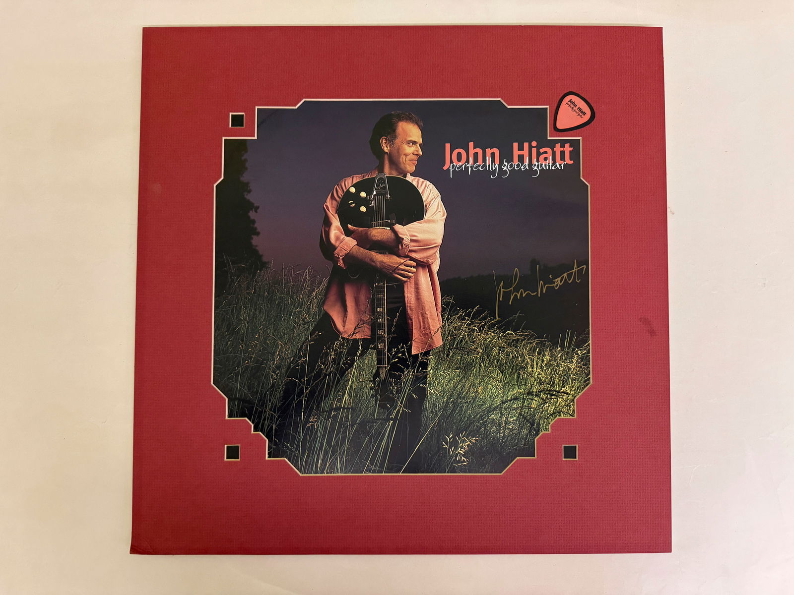 RARE - JOHN HIATT SIGNED PHOTO and GUITAR PICK - PROFESSIONALLY MATTED: RARE - JOHN HIATT SIGNED PHOTO and GUITAR PICK - PROFESSIONALLY MATTED. PERFECTLY GOOD GUITAR. ABOUT 17 X 17. READY TO FRAME. NEAR MINT.
