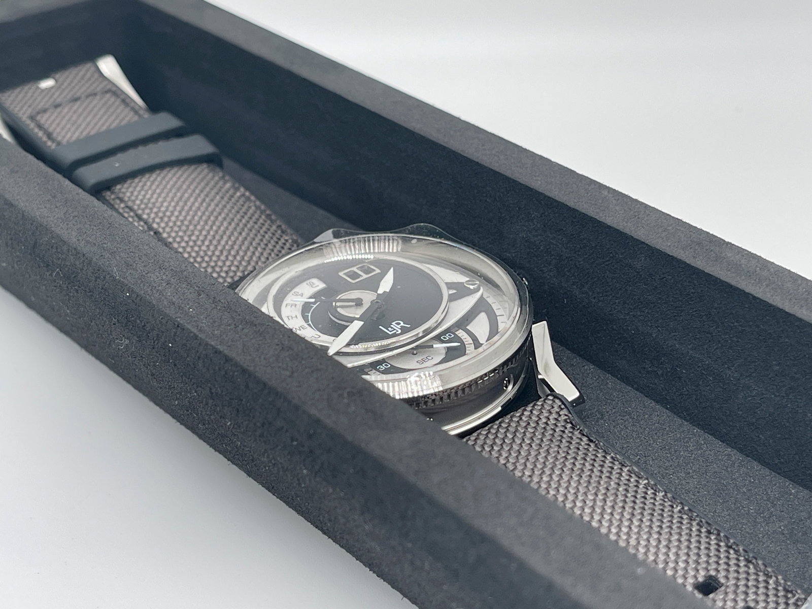 L&JR QUARTZ MODEL S1303 - 9