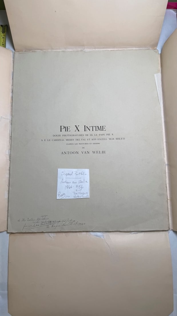 PIE X INTIME PORTFOLIO of 12 SIGNED PLATES - 1924: PIE X INTIME PORTFOLIO of 12 SIGNED PLATES. Antoon van Welie (1866-1956). Signed by artist - dedicated on March 6th, 1924 - The Hauge. The Nijmegen artist Antoon van Welie (1866-1956) earned the