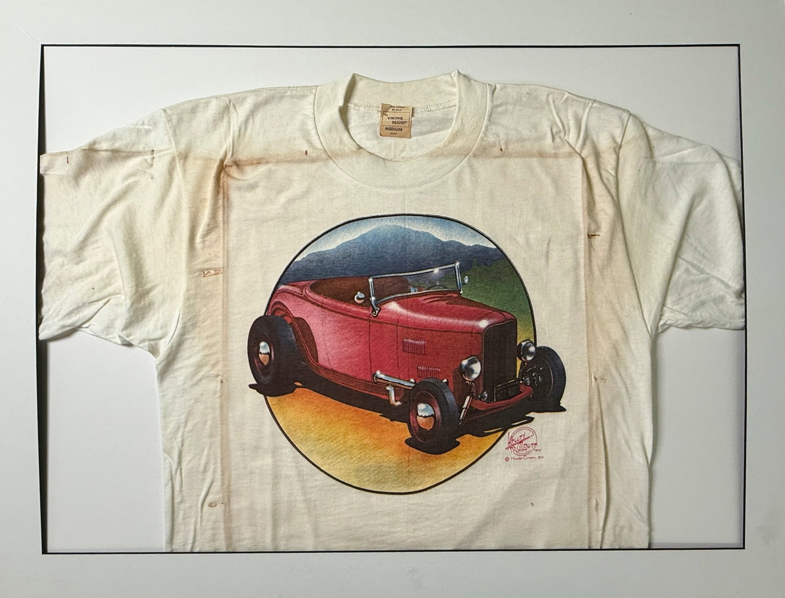STANLEY MOUSE HOT ROD MEDIUM T-SHIRT: STANLEY MOUSE VINTAGE HOT ROD MEDIUM T-SHIRT 1973. SHIRT WAS PREVIOUSLY FRAMED IN A PICTURE FRAME. ART BY MOUSE AND KELLEY.