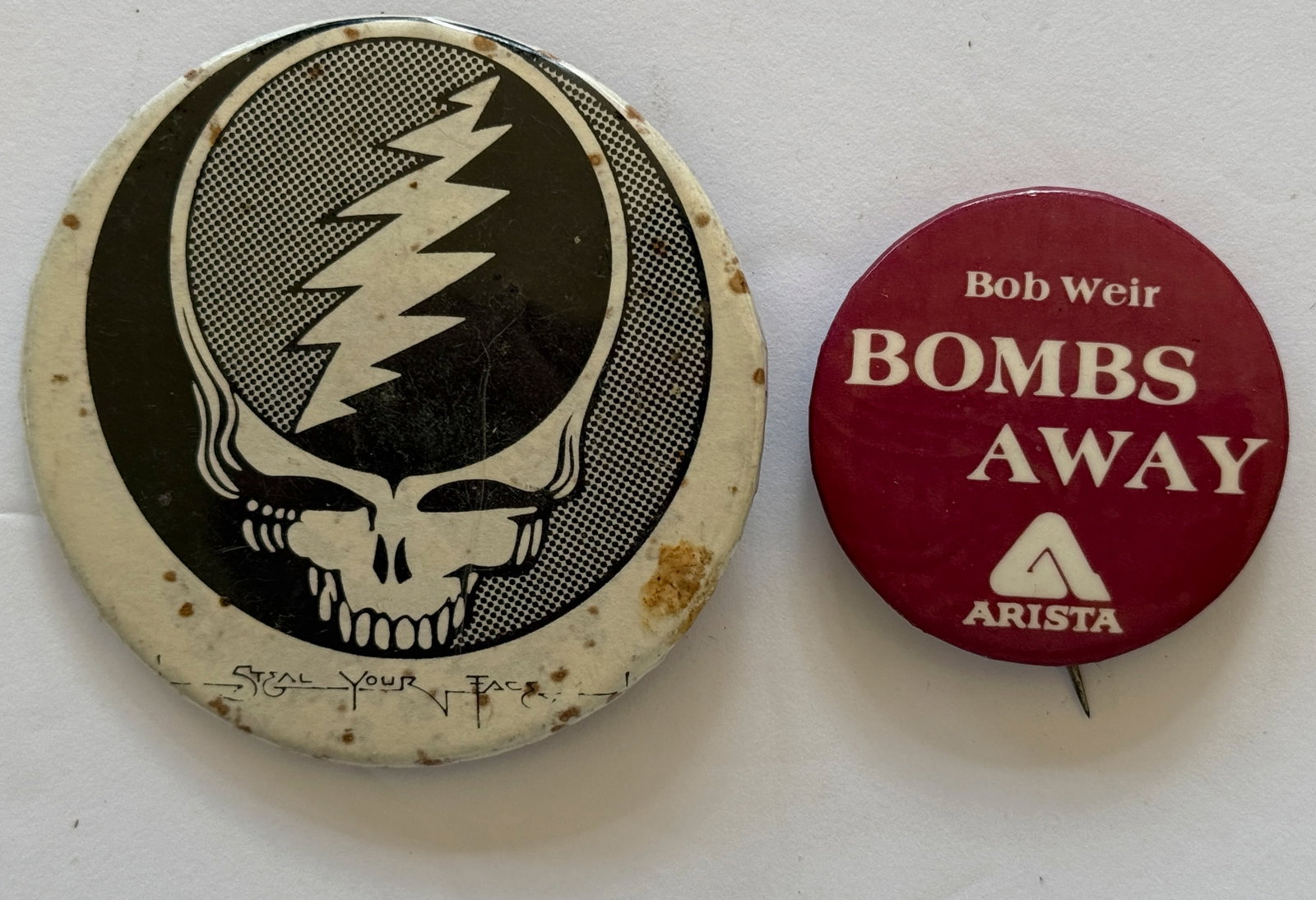GRATEFUL DEAD - STEAL YOUR FACE VINTAGE BUTTON SET: GRATEFUL DEAD - 1976 STEAL YOUR FACE VINTAGE BUTTON SET. INCUDES 1978 BOB WEIR BOMBS AWAY BUTTON FROM ARISTA RECORDS RELEASE.