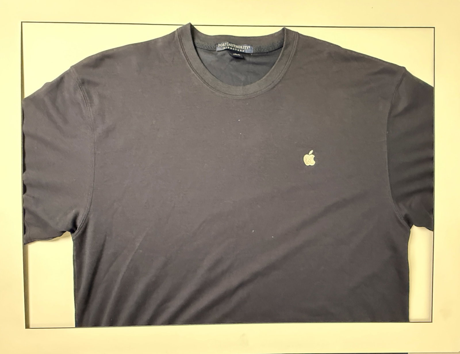 APPLE LARGE SHORT EMPLOYEE SLEEVE T-SHIRT (1 of 3)