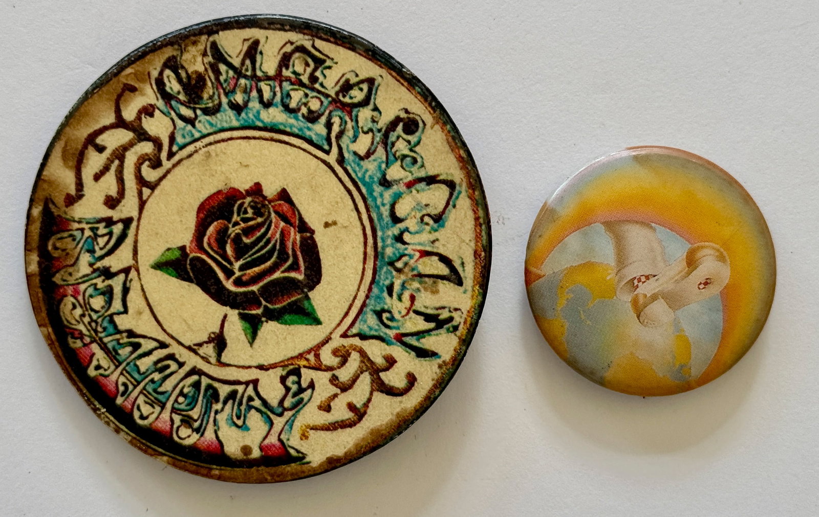 GRATEFUL DEAD - AMERICAN BEAUTY & EUROPE TOUR BUTTON: GRATEFUL DEAD - VINTAGE ORIGINAL AMERICAN BEAUTY & EUROPE TOUR BUTTON FROM THE 70s.