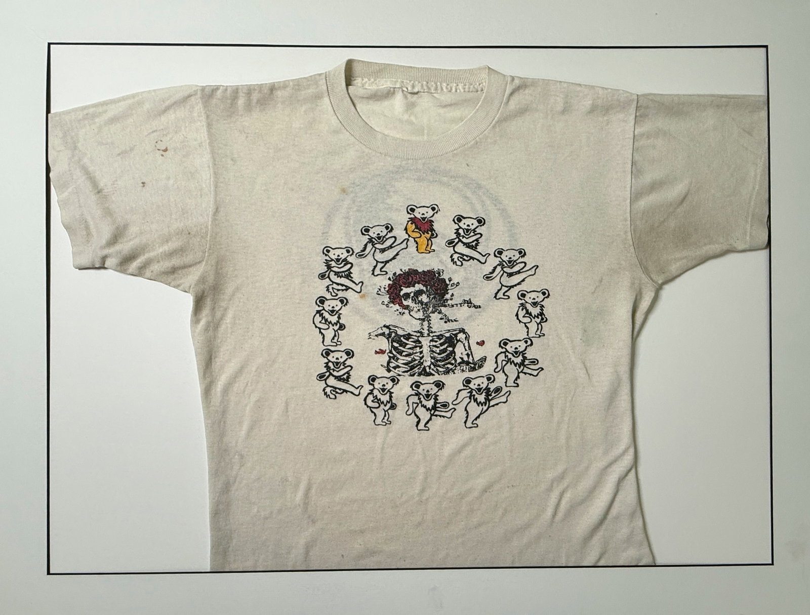 GRATEFUL DEAD VINTAGE SKULL & ROSES MEDIUM T-SHIRT: GRATEFUL DEAD VINTAGE SKULL & ROSES MEDIUM T-SHIRT WITH DANCING BEARS AND STANLEY MOUSE SKULL AND ROSES ON FRONT, AND STEAL YOUR FACE ON BACK.