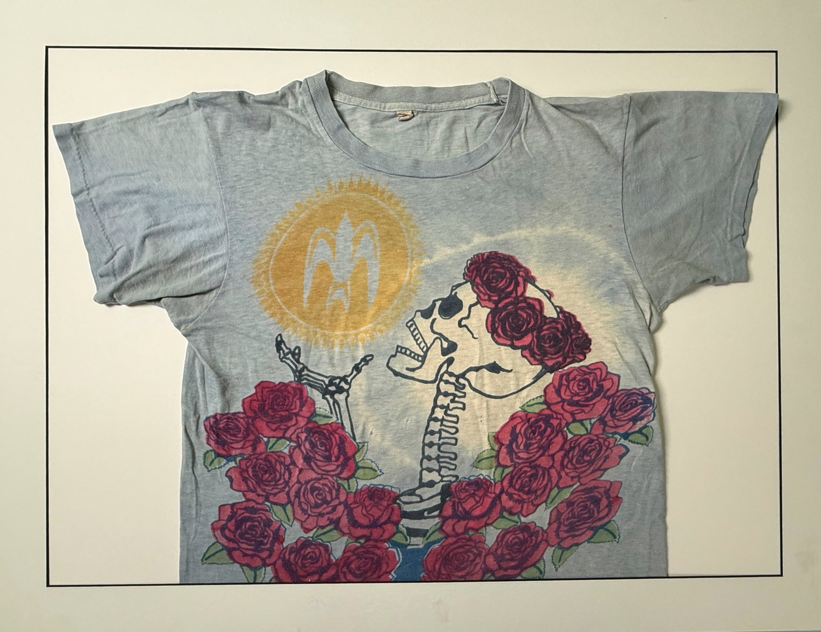 1977 VINTAGE ED DONOHUE RARE SKULL AND ROSES T-SHIRT: FREED - 1977 VINTAGE ED DONOHUE RARE SKULL AND ROSES MEDIUM T-SHIRT. Ed Donahue was the first real bootleg T-shirt artist in the parking lot of Grateful Dead shows. By 1980, you saw everyone wearing