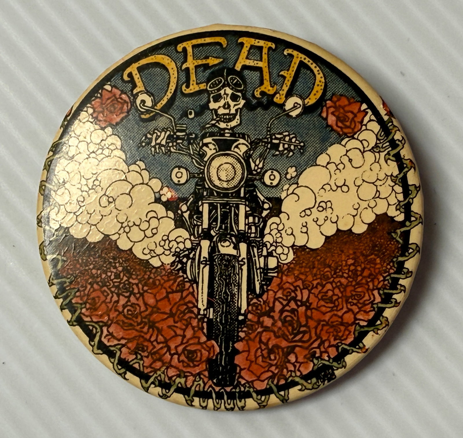 SUPER RARE GRATEFUL DEAD SHAKEDOWN STREET BUTTON - 1978: SUPER RARE GRATEFUL DEAD SHAKEDOWN STREET BUTTON. Made to sell at concerts and offered directly by the fan who created them and was escorted out of the concert by security for selling unauthorized mer