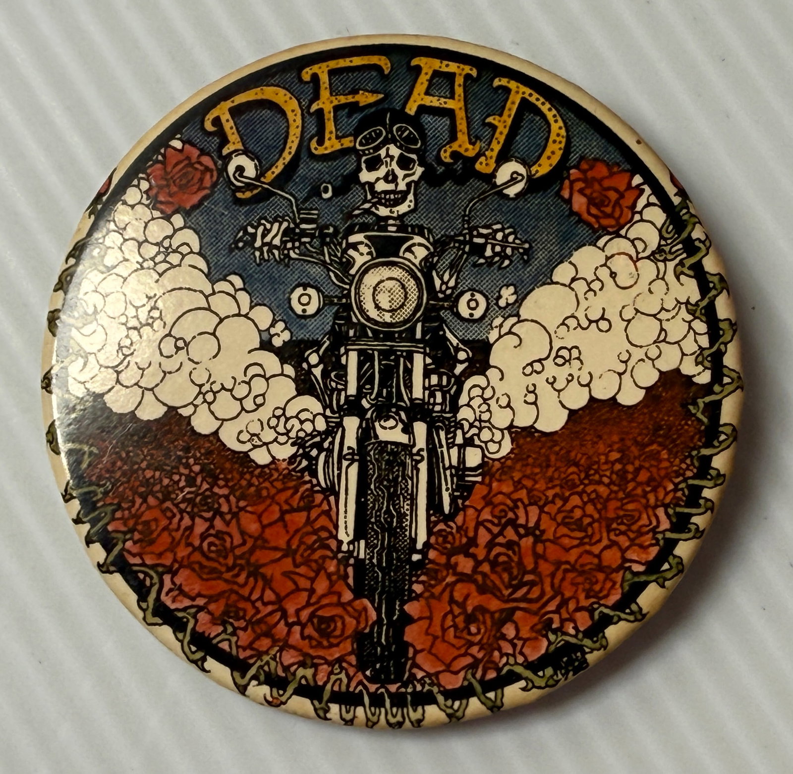 SUPER RARE GRATEFUL DEAD SHAKEDOWN STREET BUTTON - 1978: SUPER RARE GRATEFUL DEAD SHAKEDOWN STREET BUTTON. Made to sell at concerts and offered directly by the fan who created them and was escorted out of the concert by security for selling unauthorized