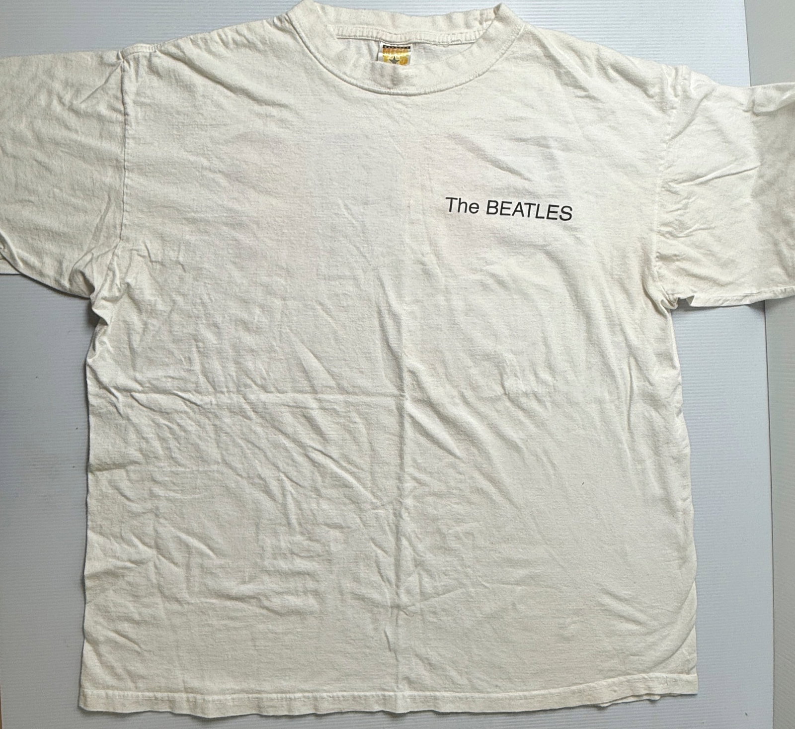 THE BEATLES WHITE ALBUM - EXTRA LARGE SHORT SLEEVE T-SHIRT: THE BEATLES WHITE ALBUM - EXTRA LARGE SHORT SLEEVE T-SHIRT. APPLE CORP. SMALL HOLES IN BACK LOGO.