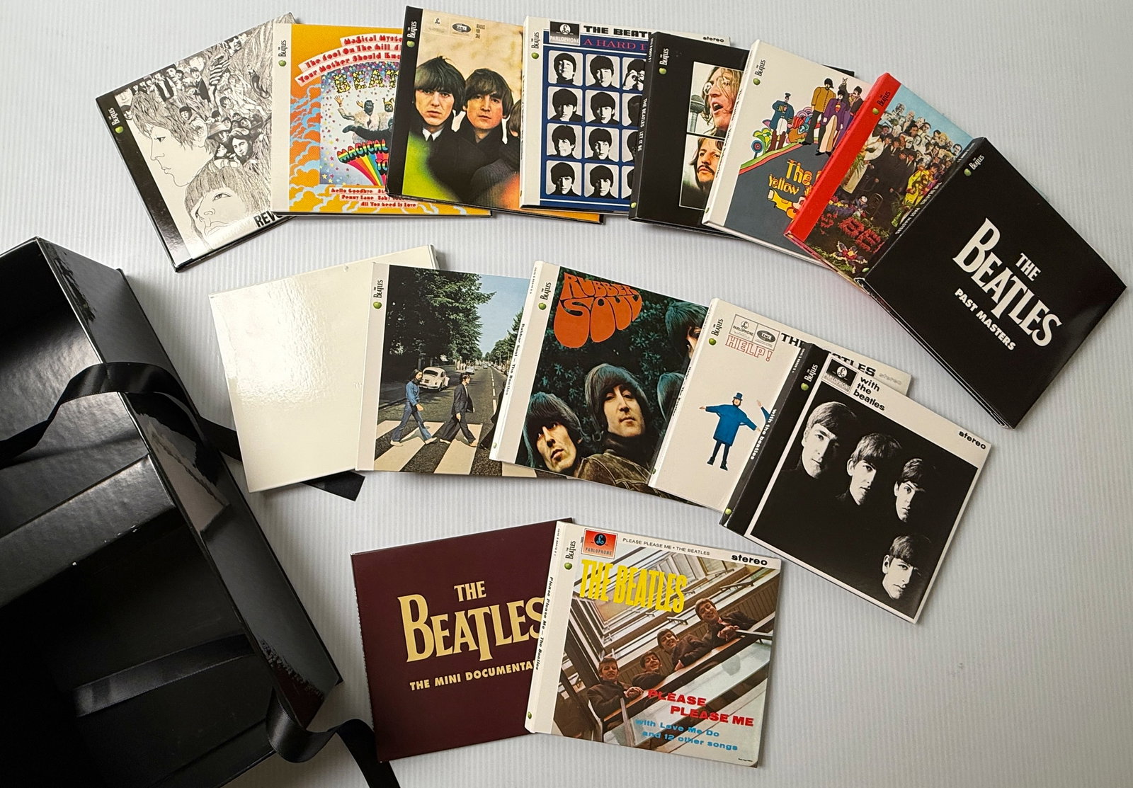 BEATLES CD BOXED SET - 16 CD'S / DVD'S IN MINT BOX: BEATLES CD BOXED SET - 16 CD'S / DVD'S IN MINT BOX. 2009. All 13 original studio albums digitally remastered in stereo Along with: Past Masters - A 2-CD collection af all The Beatles non-albums single