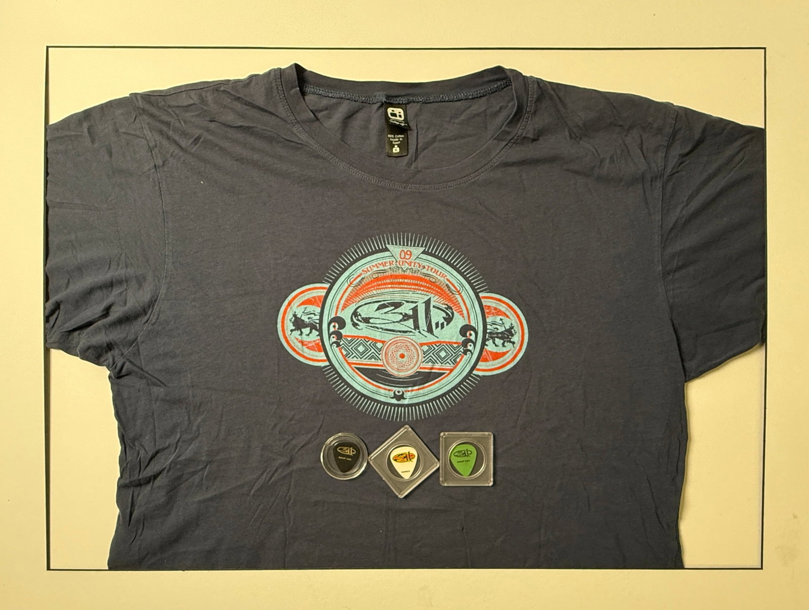 311 T-SHIRT FROM 2009 TOUR AND RARE GUITAR PICK SET: 311 T-SHIRT AND RARE GUITAR PICK SET. VINTAGE. SIZE: XL. SHORT SLEEVE. SINGLE SIDED GRAPHICS. WITH THREE GUITAR PICKS. American rock band from Omaha, Nebraska. The band was formed in 1988 by vocalist 