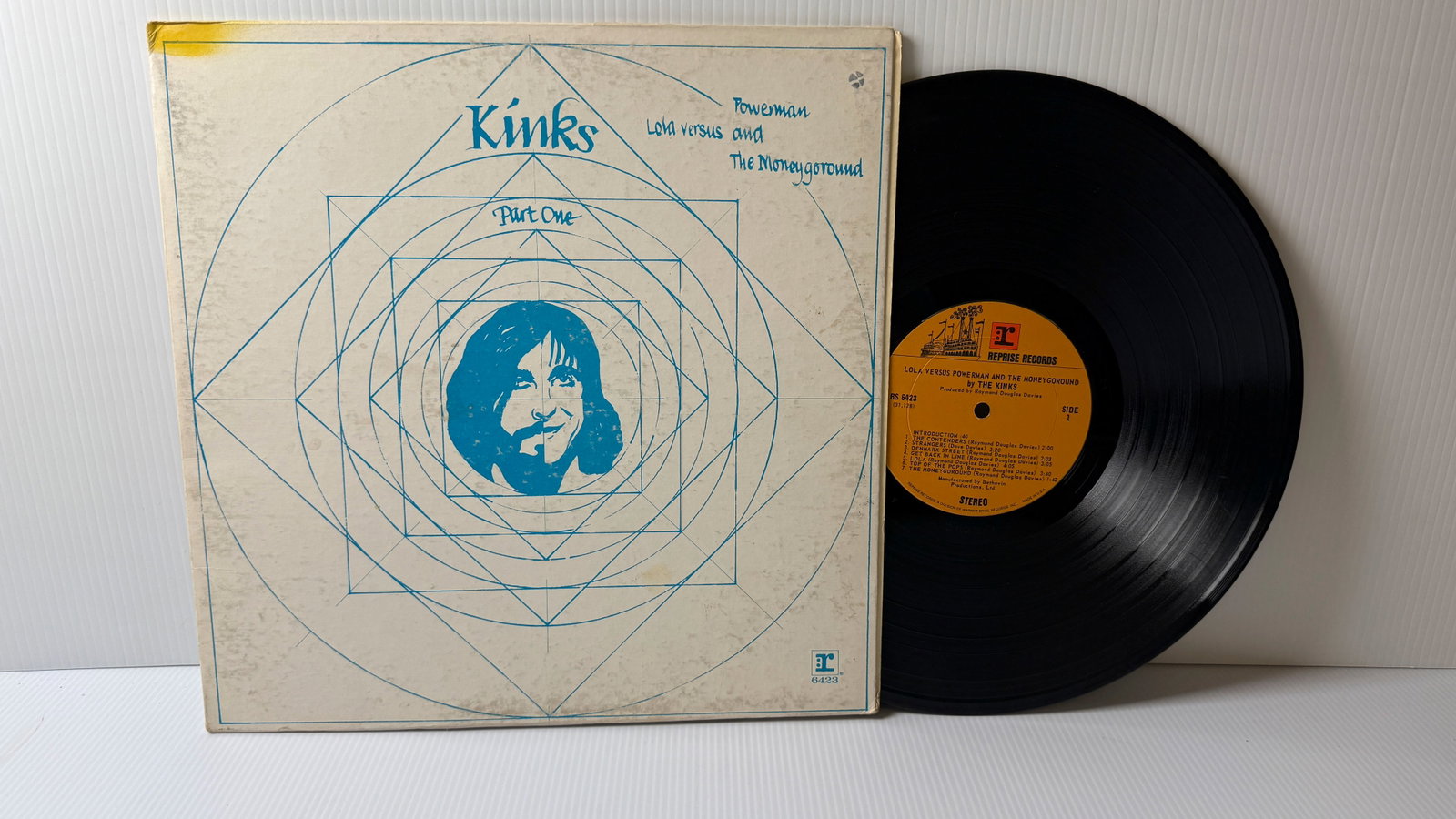 KINKS - LOLA VERSUS POWERMAN: KINKS - LOLA VERSUS POWERMAN AND THE MONEYGOROUND. ALBUM IS VG+. COVER IS SPLIT. ($25-85)