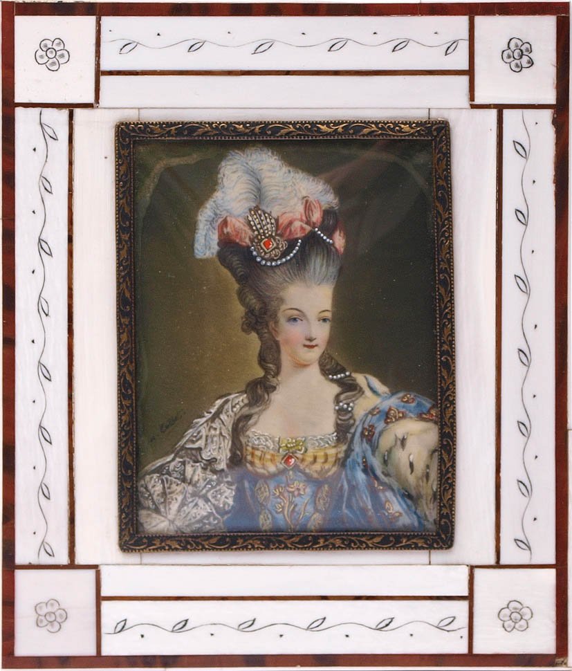 Elfenbeinminiatur: Portrait der Königin Marie Antoinette in polychromer Malerei. Links unten undeutl. sign. Rechteckiger Elfenbeinrahmen. Außenmaß 14x12cm. Bildbereich am Rand leicht wasserfleckig.