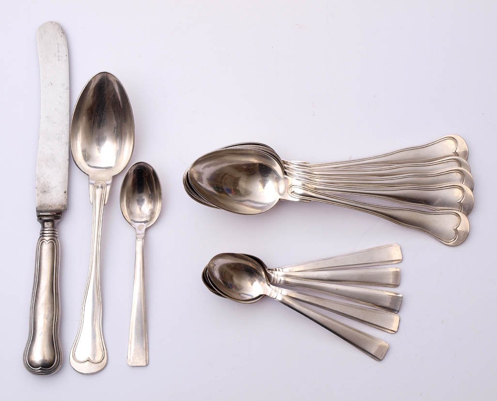 Konvolut Besteckteile: Sechs Suppenlöffel, Christofle, Augsburger Fadenmuster; ein dazu passendes Messer; dazu sechs Kaffeelöffel, 20er/30er Jahre, glatte Form, im Originalkarton. Alle Teile aus versilbertem Metall.