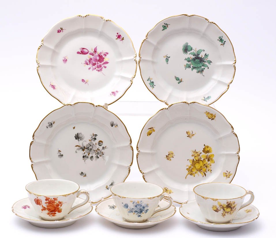 Drei Kaffeegedecke, Nymphenburg: Reliefierte Fahnen bzw. Ränder. Glockenbechertassen mit Ohrenhenkel. Dekor mit gebundenen Blumen und Streublumen in Blau-Gold, Mangan und Gelb. Grüne Bodenmarke, Pressmarke. Dazu ein überzähliger 