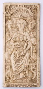 Museumsreplik: Abguss einer byzantinischen Elfenbeinschnitzerei (Maria zwischen den Erzengeln Michael und Gabriel). H.28cm.