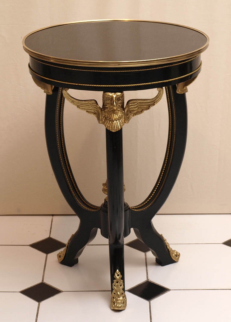 Salontisch, Transition-Stil: Gegenstück zum vorgien, schwarz gebeizt. H.78,5, Durchm.56cm.