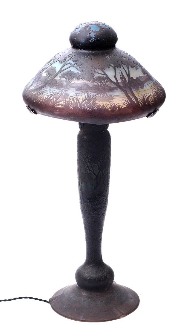 Tischlampe, Daum, Nancy, um 1910: Weit ausgestellter Rundstand mit drei Ausbuchtungen als Kabeldurchlass. Konischer Hohlschaft mit Kugelnodus am Ansatz. Anschraubbare, schmiedeeiserne Montierung mit drei in Blattabschlüssen enden