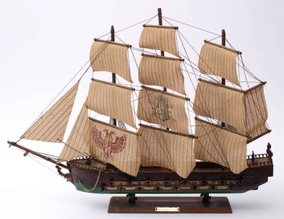 Modellschiff: Modell eines Kriegsschiffes aus dem 17.Jhdt. Holz, Segel aus Stoff. L.73cm.