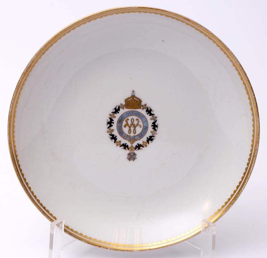 Erinnerungsteller, KPM Berlin: Zur Verleihung des Hosenbandordens an König Wilhelm I. von Preußen. Im Spiegel polychrome Darstellung des Hosenbandordens mit Wahlspruch und des Schwarzen Adlerordens, im Zentrum das Initia