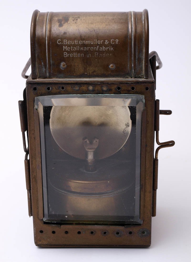 Schaffnerlampe: Kgl. Württembergische Staatseisenbahnen. Mit schwenkbarer, roter Glasscheibe und Tragebügel. Hergestellt bei Beuttenmüller in Bretten. Messing. H.20cm ohne Bügel.