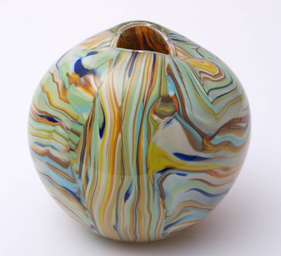 Vase, Murano, wohl Vittorio Ferro: Kugelige Form mit poliertem Mündungsrand. Farbloses Glas mit Innenüberfang aus einem Netz verschiedenfarbiger Bänder. H.18,5cm.
