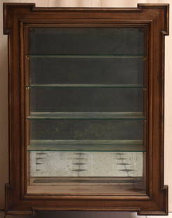 Sammlungsvitrine, 19.Jhdt.: Hochrechteckige Form, Front mit ausgestellten Ecken. Rückwand mit facettierter, originaler Verspiegelung. Vier gläserne Fachböden. 93x71x28cm.