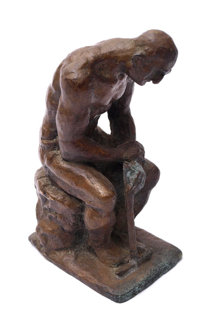 Bronzefigurine, 20er Jahre: Auf naturalistischem Sockel sitzender, unbekleideter Mann, die Hände auf eine Spitzhacke gestützt, neben sich eine Thermoskanne. Bronze mit brauner Patina. H.17cm.