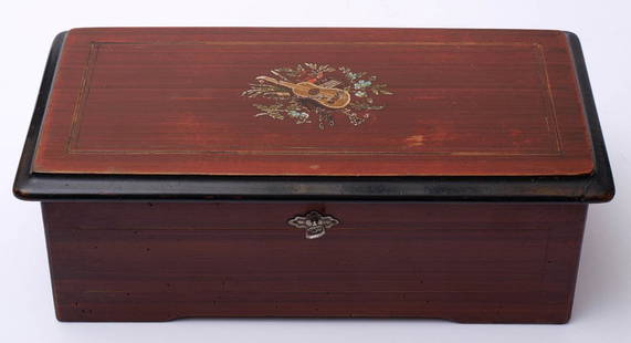 Spieluhr, Frankreich, 19.Jhdt.: Nussbaumgehäuse mit polychromen Dekor. Messingwalzenwerk mit sieben Melodien. Intakt. 12x38x19cm.