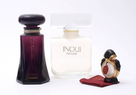 Konvolut Pafumflakons: Schauflakon von Inoui (H.21cm) und Murasaki (H.21cm), Originalflakon von Panthère de Cartier (H.10,5cm).