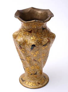 Pappmachévase, 19.Jhdt.: Auf kegelförmigem Sockel gedrehter Korpus mit eingezogener Schulter und ausgestelltem Rand. Auf der Wandung in polychromer Malerei mit Gold Vögel in Zweigen auf cremefarbenem Fond. H.24cm.