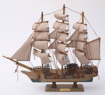 Modellschiff: Modell der 'Victory'. Holz mit Stoffbesegelung. L.48cm.
