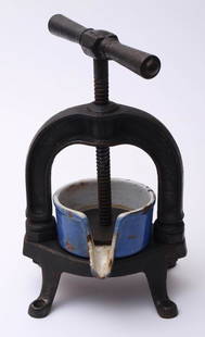 Miniatur-Spindelpresse, 19.Jhdt.: Eisen und Email. H.27cm.