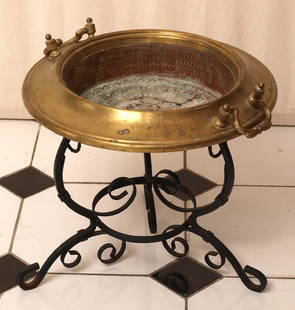 Kohlebecken, orientalisch: Flankiert von beweglichen Tragringen. Messing, mit schmiedeeisernem Gestell. Durchm.43cm.