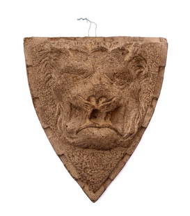 Wandapplike: Wappenschildförmig, mit plastischem Löwenkopf. Ton. H.21cm.