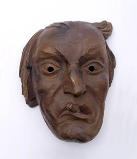 Fasnetmaske, süddeutsch: Groteske eines Mannes mit Zigarre und schiefer Nase. Lindenholz. H.26cm.
