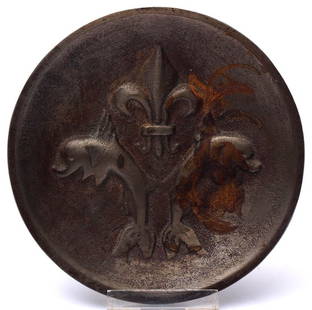 Künstlerschale: Flachgemuldete Form mit reliefierten Delphinen und französischer Lilie. Eisenguss. Verso monogrammiert HD. Durchm.11cm.