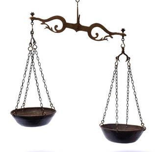 Balkenwaage: Vegetabil bewegt gearbeiteter Waagbalken mit Floralgravuren. Messingschalen an Ketten. L.38cm.